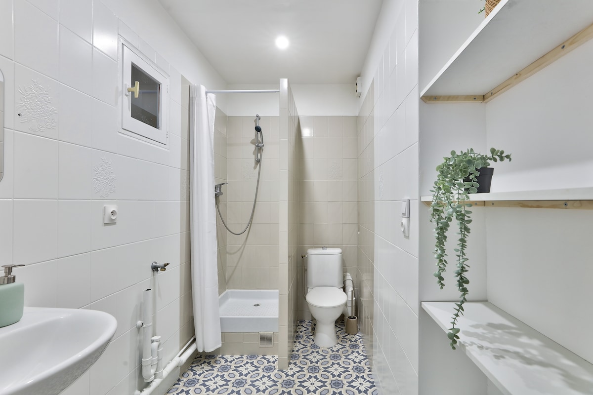 Salle de bain — Salle de bain moderne avec douche et toilettes
