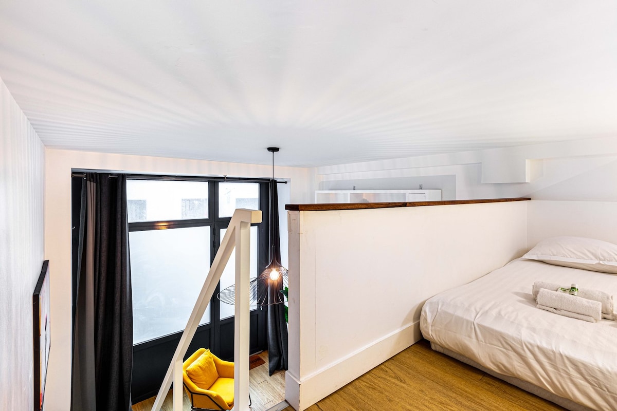 Chambres — Chambre moderne avec lit et mezzanine