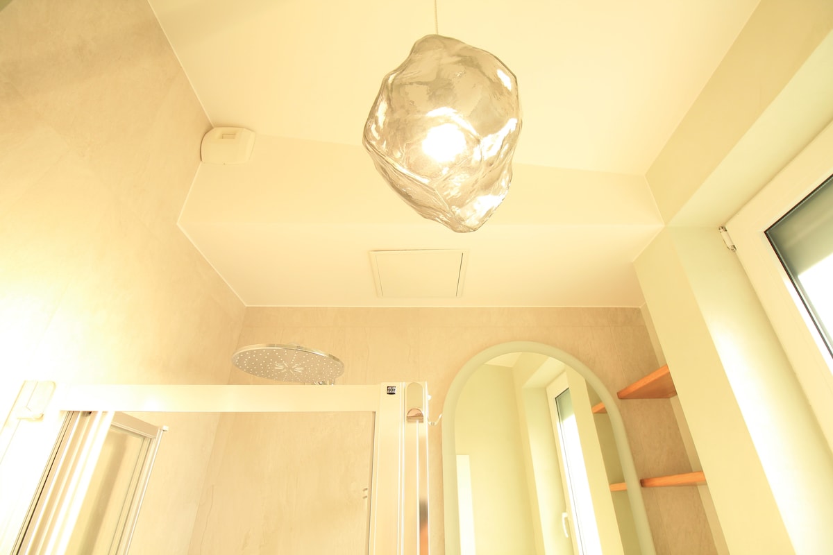 Salle de bain — Salle de bain avec douche et miroir