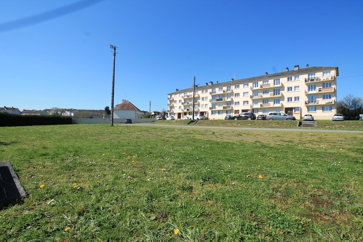 Extérieur — Immeuble résidentiel avec parking et pelouse