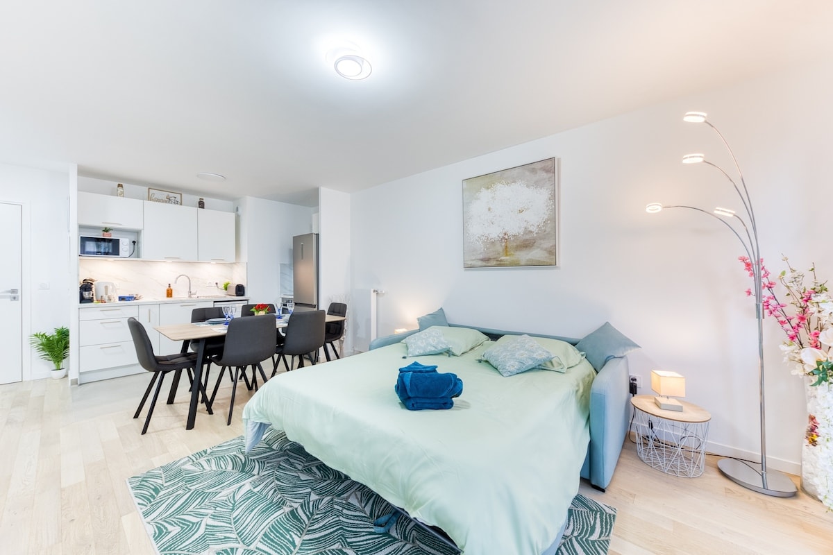 Chambres — Lit lumineux, cuisine attenante, ambiance claire et minimaliste