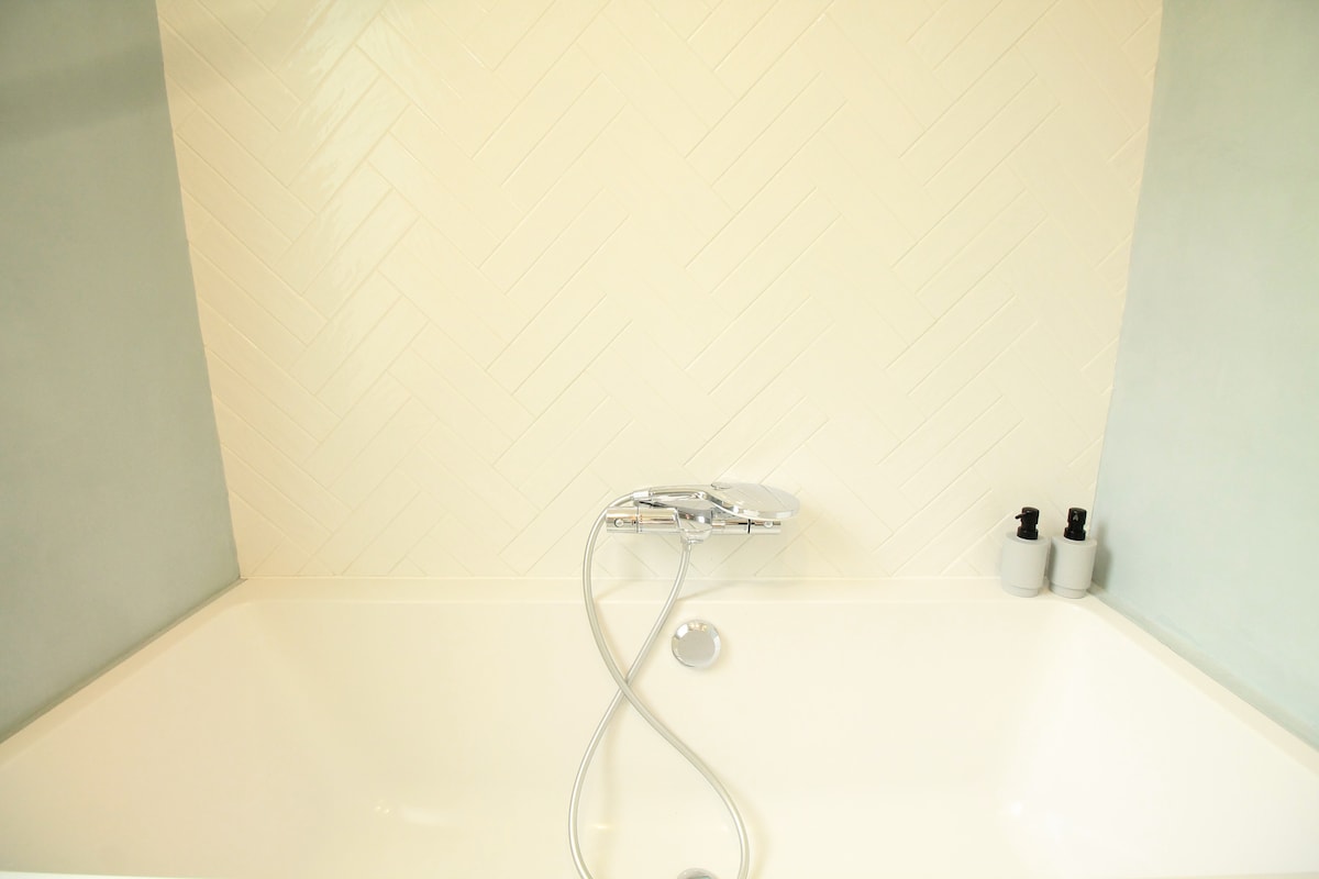 Salle de bain — Baignoire blanche avec robinetterie et accessoires