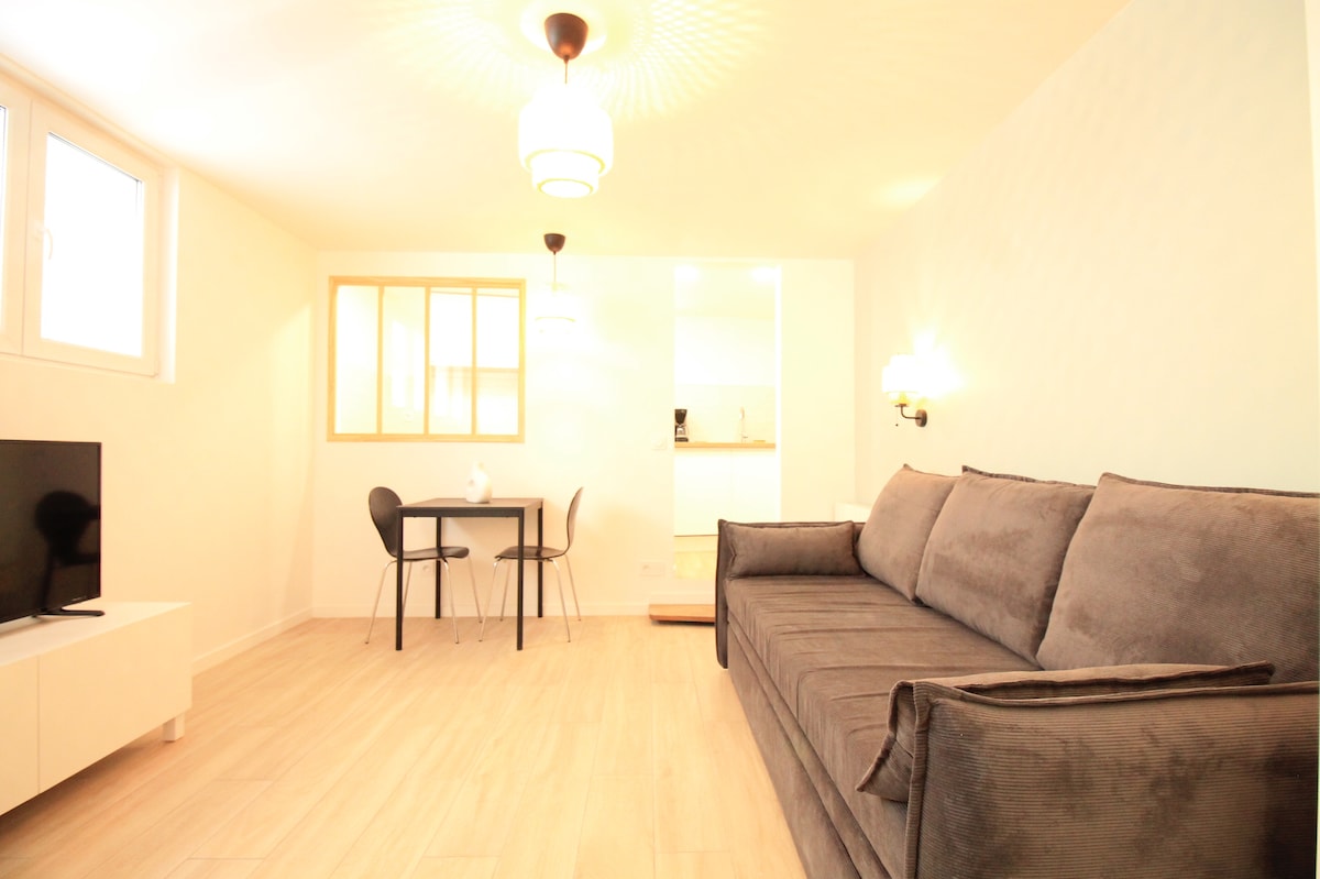 Salon & séjour — Salon aménagé avec canapé beige et TV