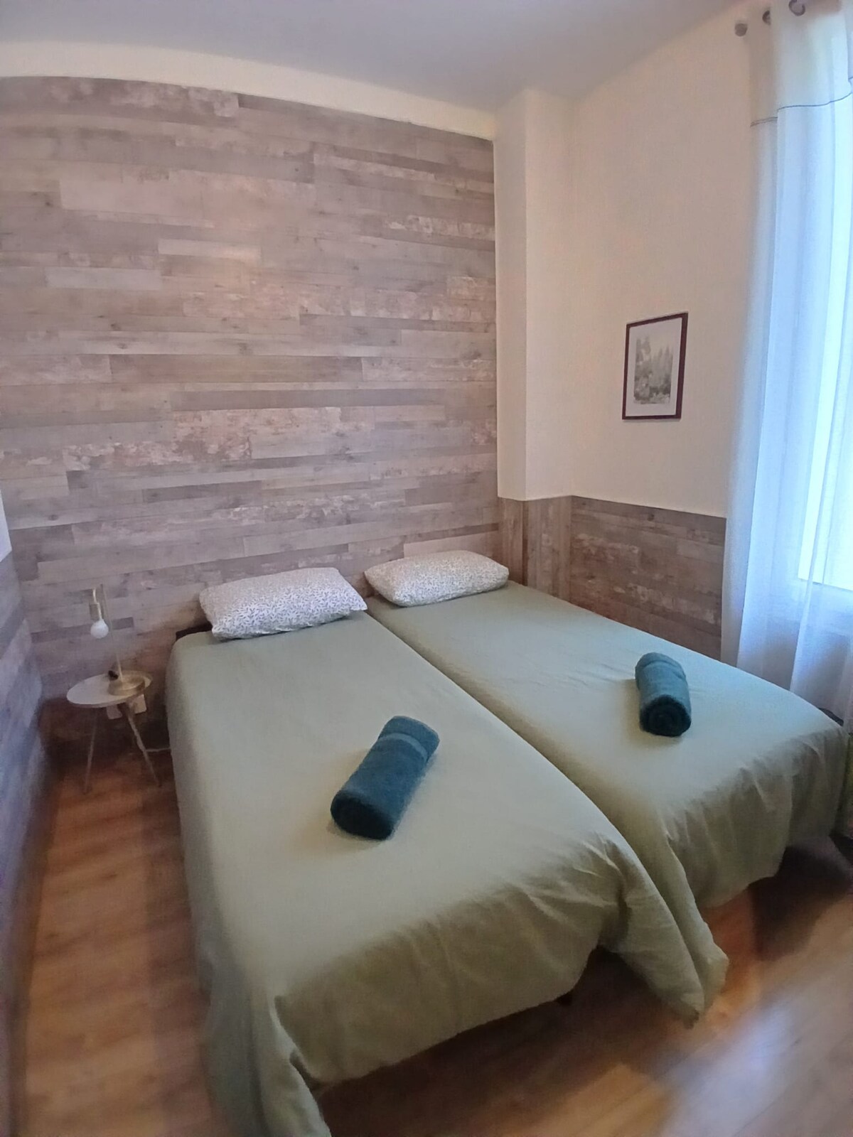 Chambres — Deux lits jumeaux, tête bois, éclairage naturel