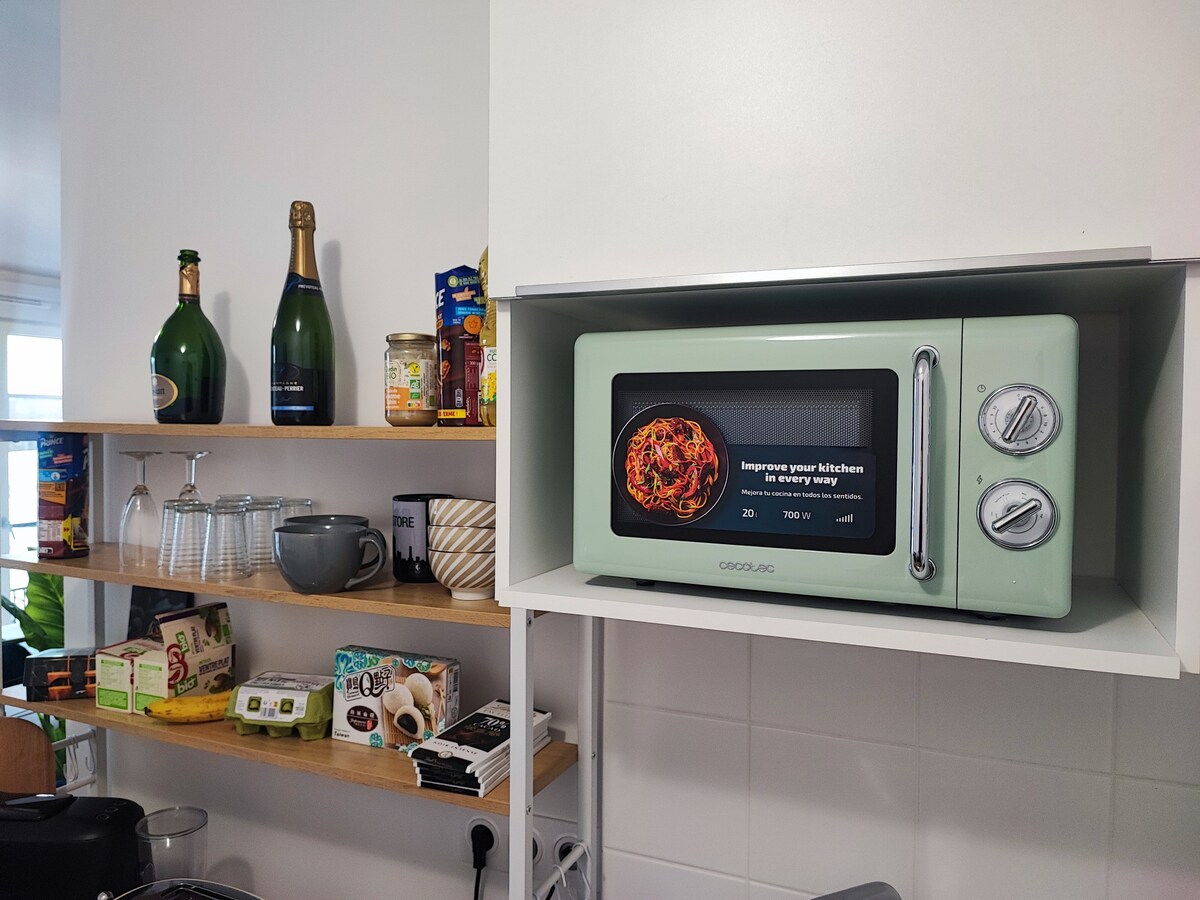 Cuisine — Moderne avec étagères bois, micro-ondes rétro vert menthe