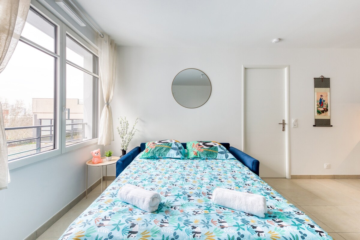 Chambres — Lit bleu, literie turquoise, lumière naturelle généreuse