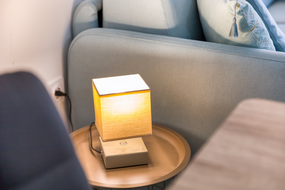 Salon & séjour — Canapé gris, lampe bois, table basse, ambiance chaleureuse