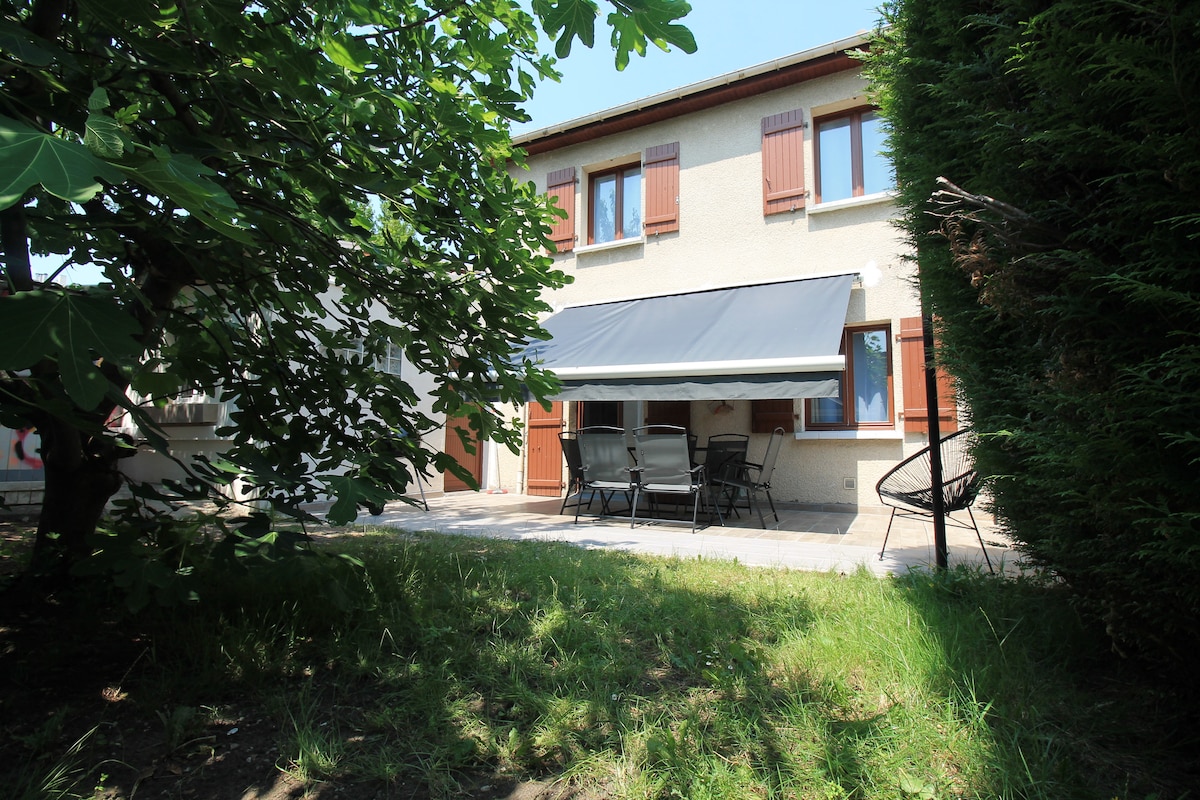 Extérieur — Maison avec terrasse couverte et jardin