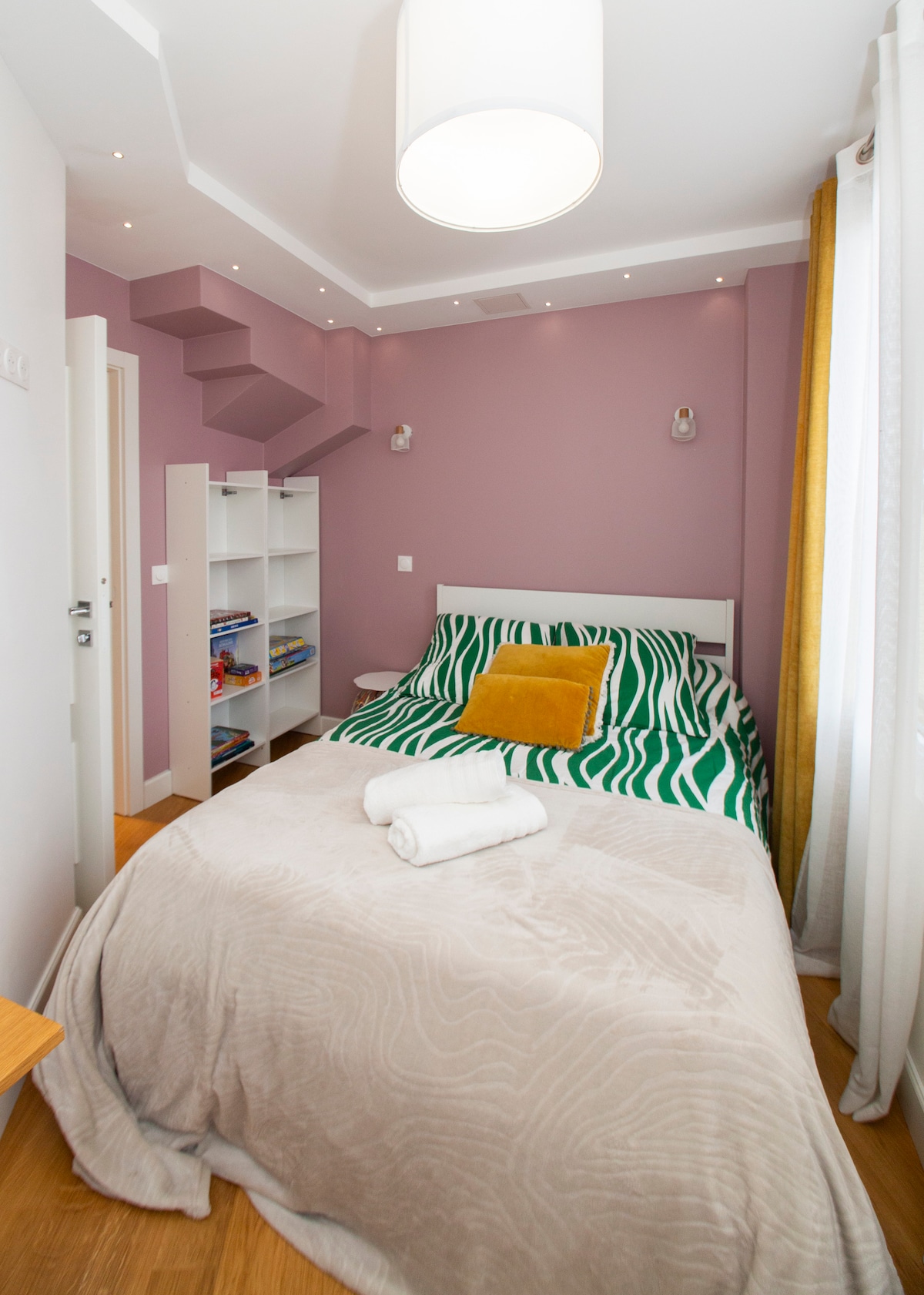Chambres — Chambre avec lit et rangements blancs