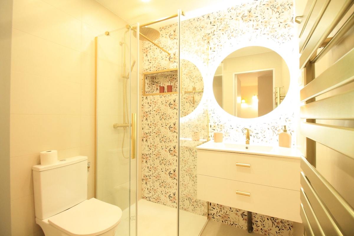 Salle de bain — Salle de bain moderne avec douche et lavabo