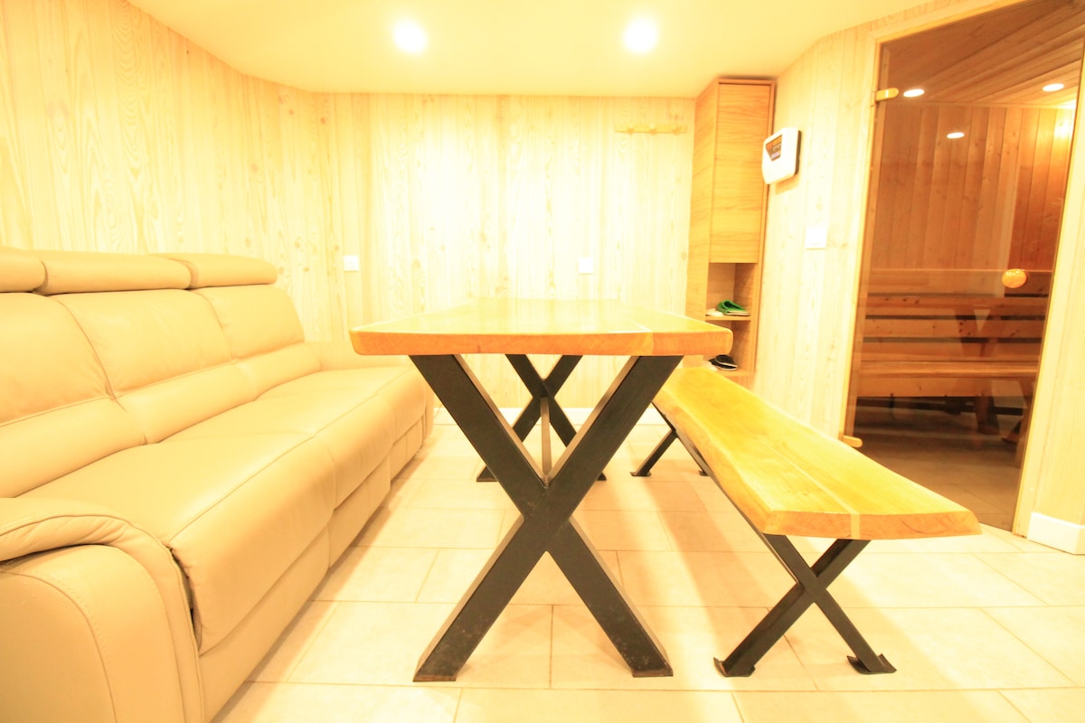Et aussi — Sauna intérieur avec table et banc