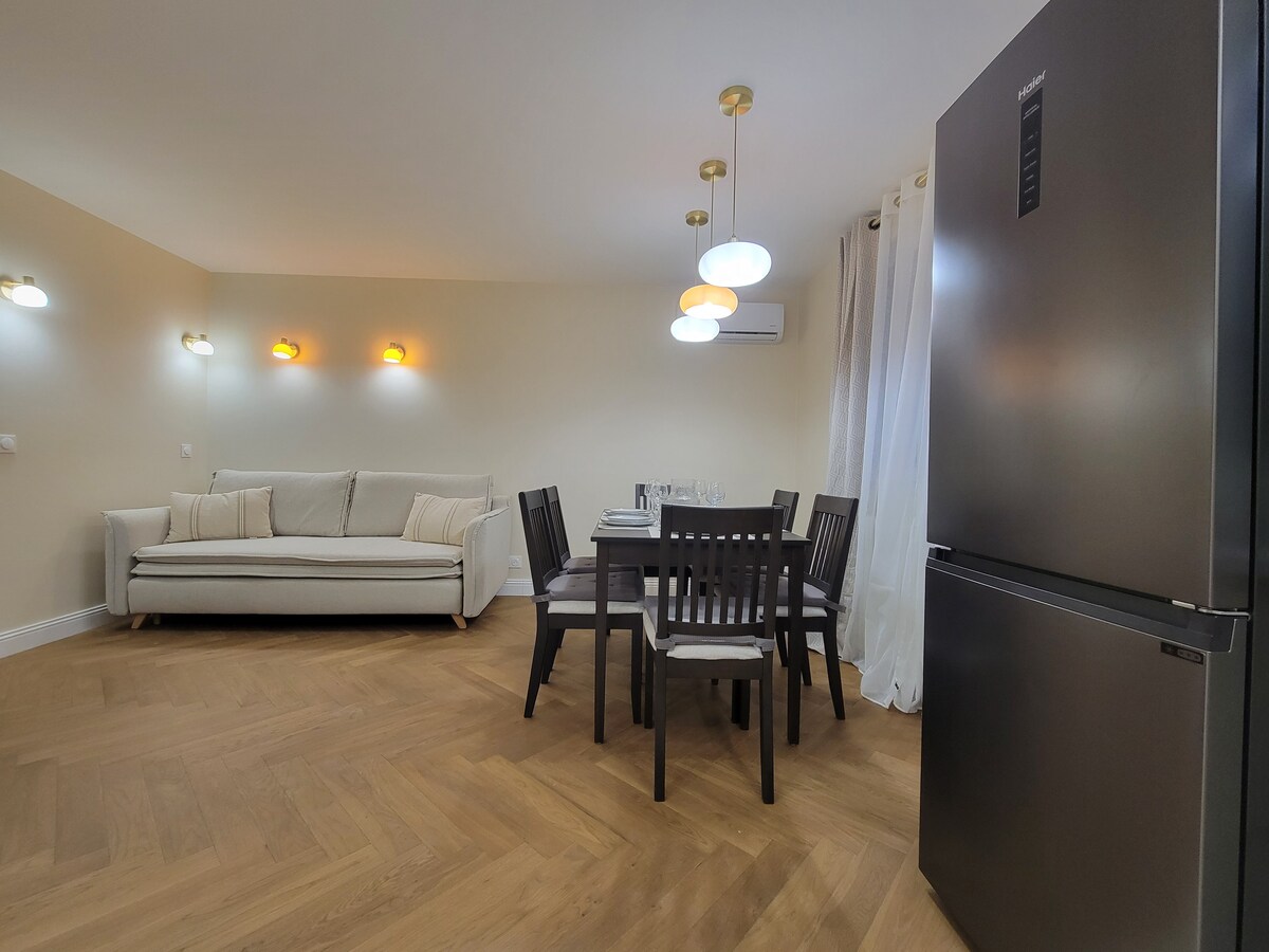 Salon & séjour — Salon moderne avec canapé et salle à manger