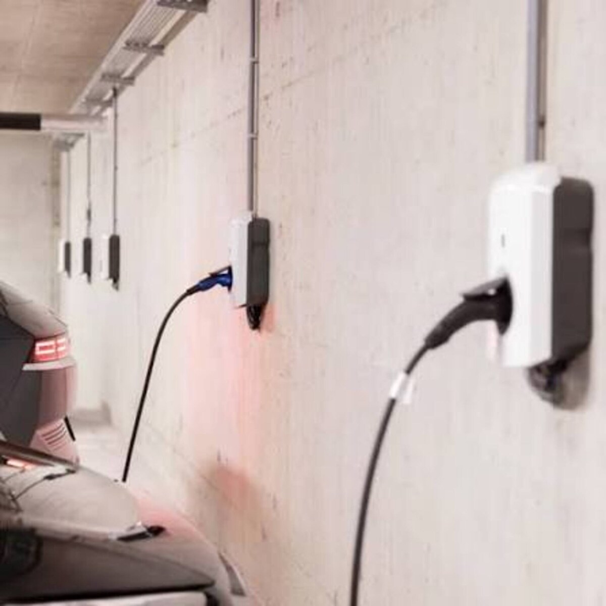 Et aussi — Espace de recharge avec prises murales électriques