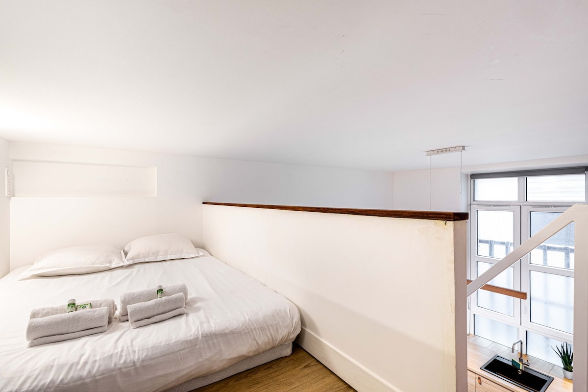 Chambres — Chambre minimaliste avec lit blanc et fenêtres