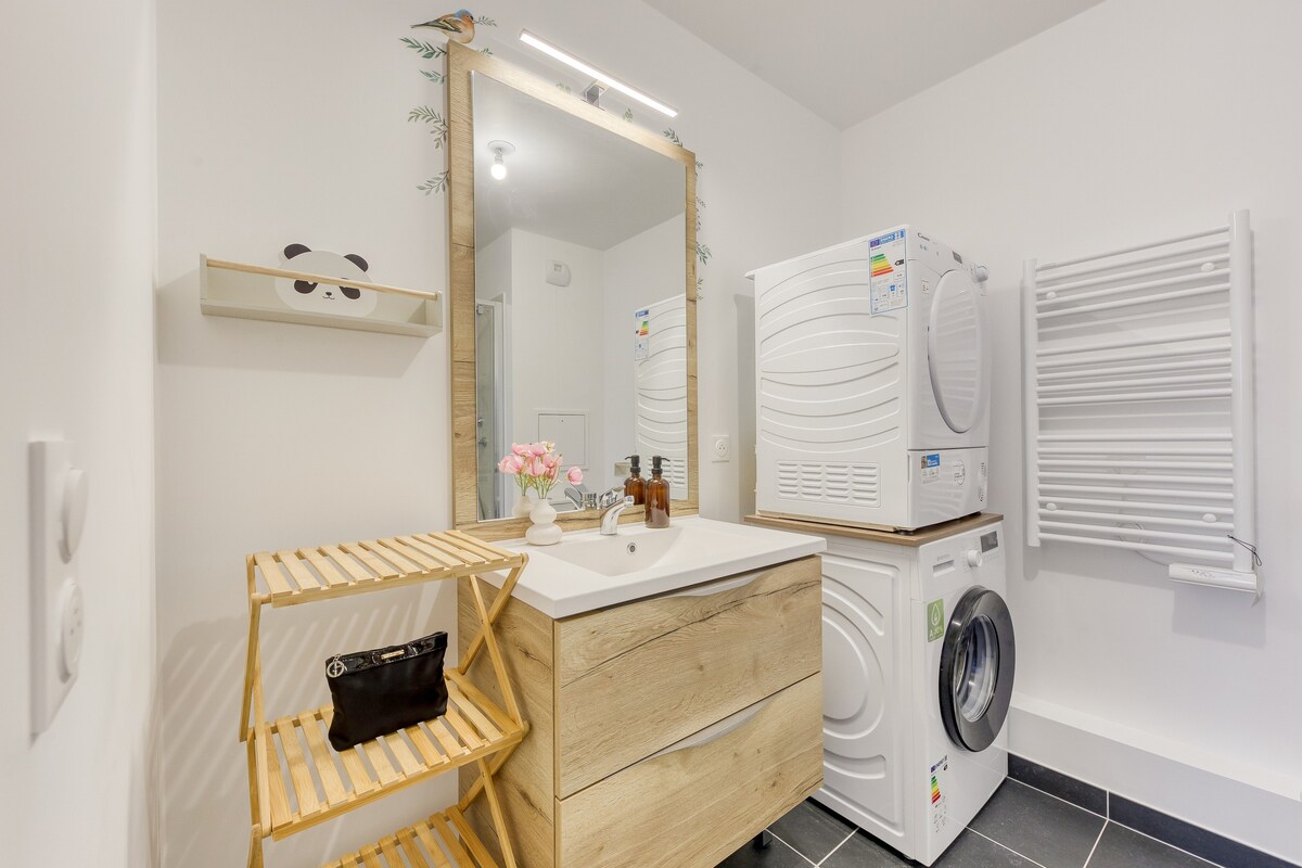 Salle de bain — Salle d'eau moderne, blanc et bois naturel, luminaire intégré, espace optimisé