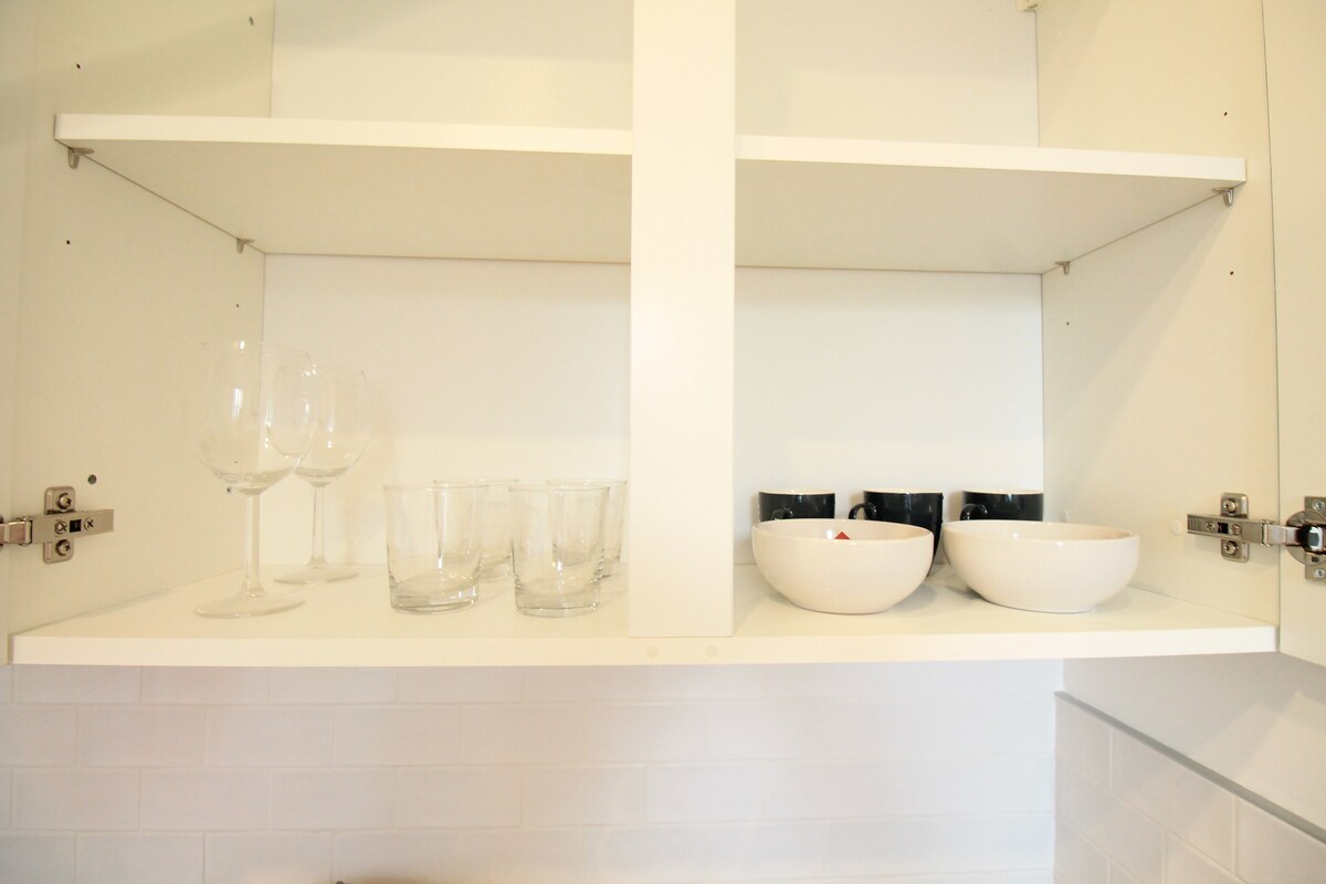 Salle de bain — Étagères blanches avec verres et bols