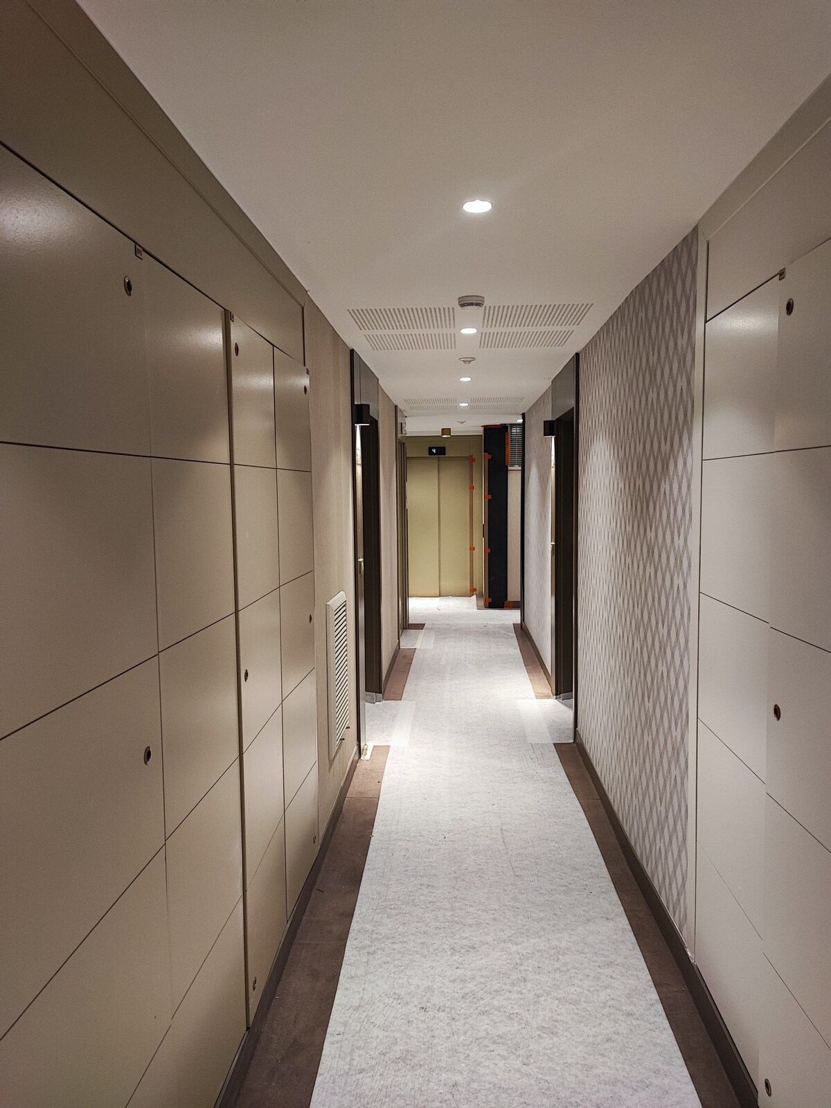 Couloir — Couloir moderne, éclairage encastré, carrelage clair, portes blanches