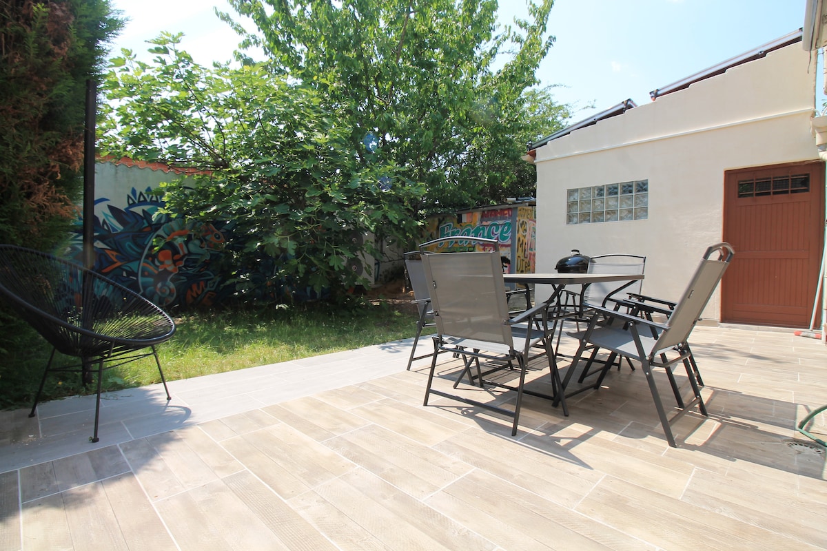 Balcon & terrasse — Terrasse pavée avec mobilier extérieur