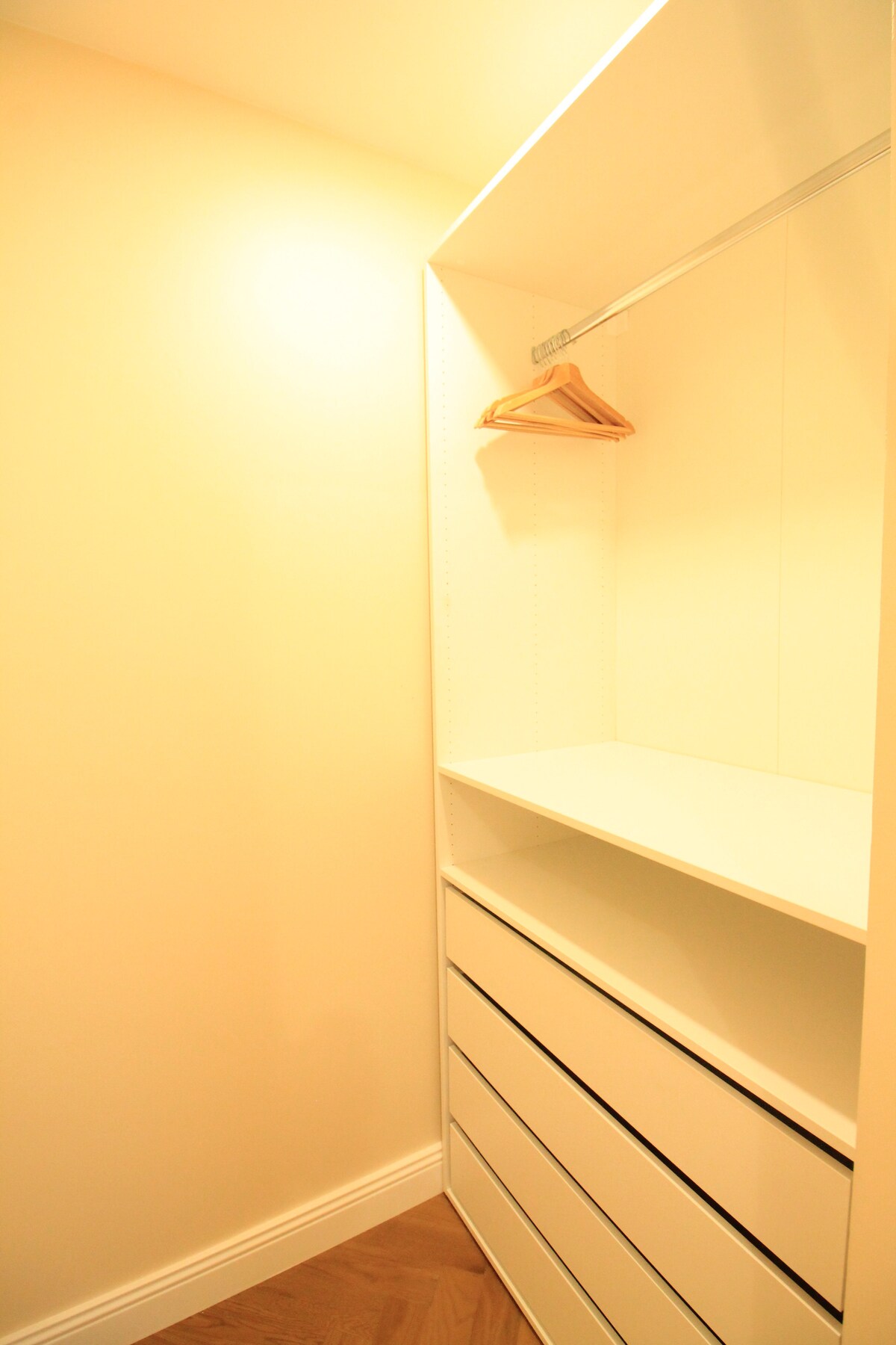 Chambres — Placard ouvert avec cintre orange vide