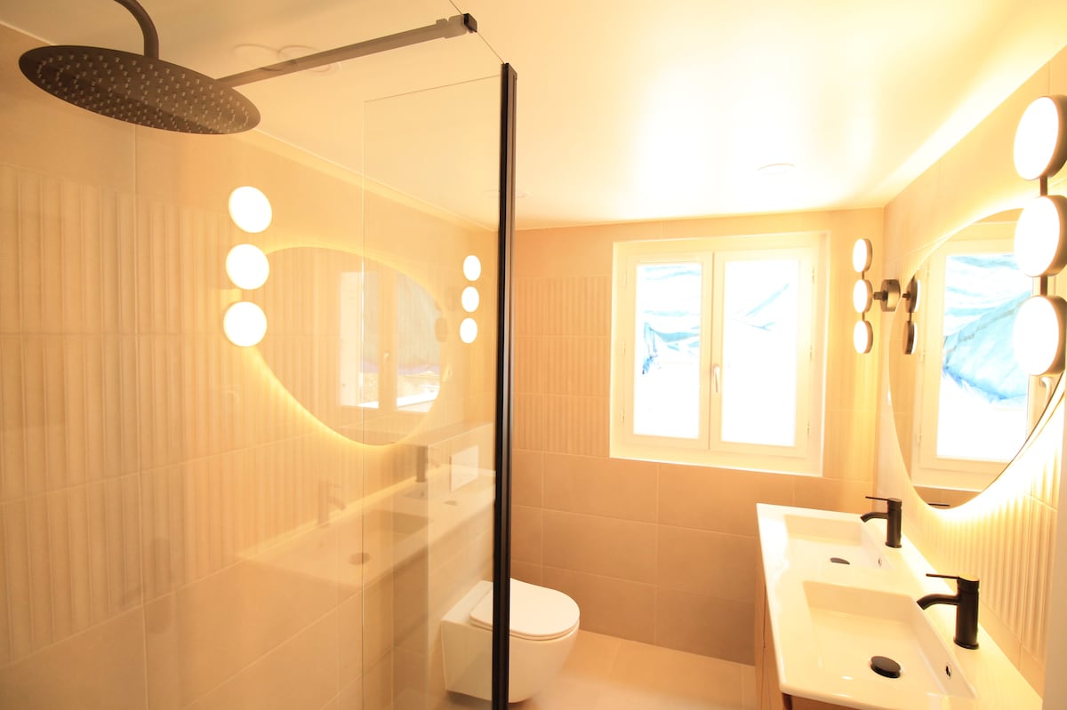 Salle de bain — Salle de bain moderne avec douche et double vasque