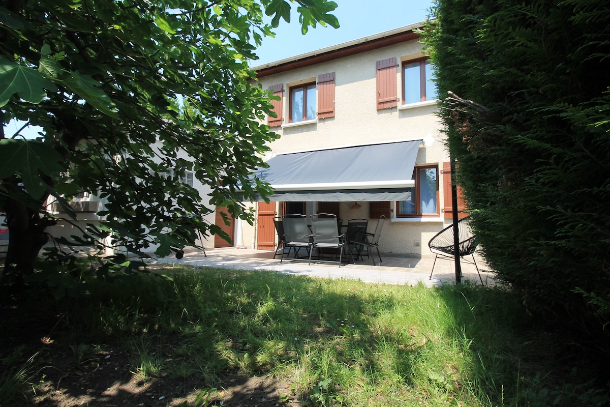 Extérieur — Maison avec terrasse couverte et jardin