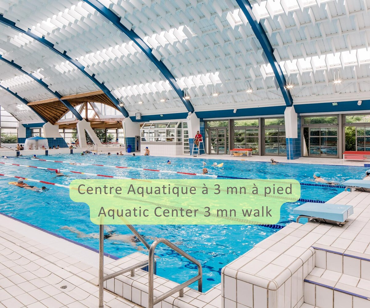 Bâtiment — Centre aquatique intérieur, piscine olympique, lumière naturelle zénithale