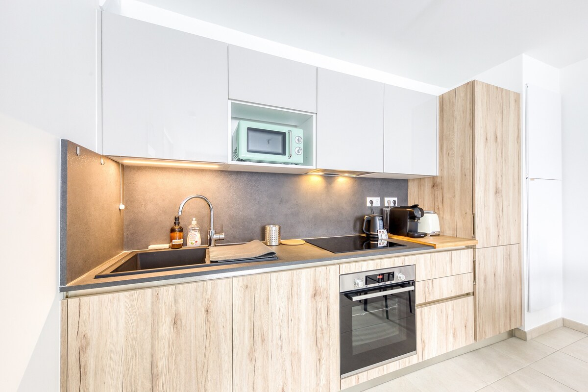 Cuisine — Cuisine moderne, lumineuse, bois clair et blanc