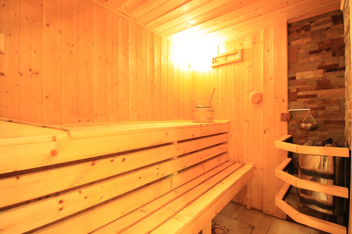 Et aussi — Sauna intérieur bois chauffé éclairé