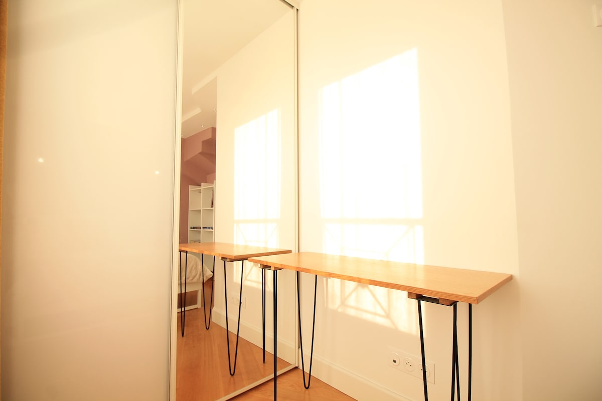 Balcon & terrasse — Balcon avec table bois et baies vitrées