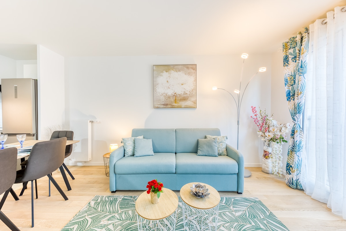 Salon & séjour — Spacieux séjour lumineux, canapé bleu ciel, mobilier moderne bois clair