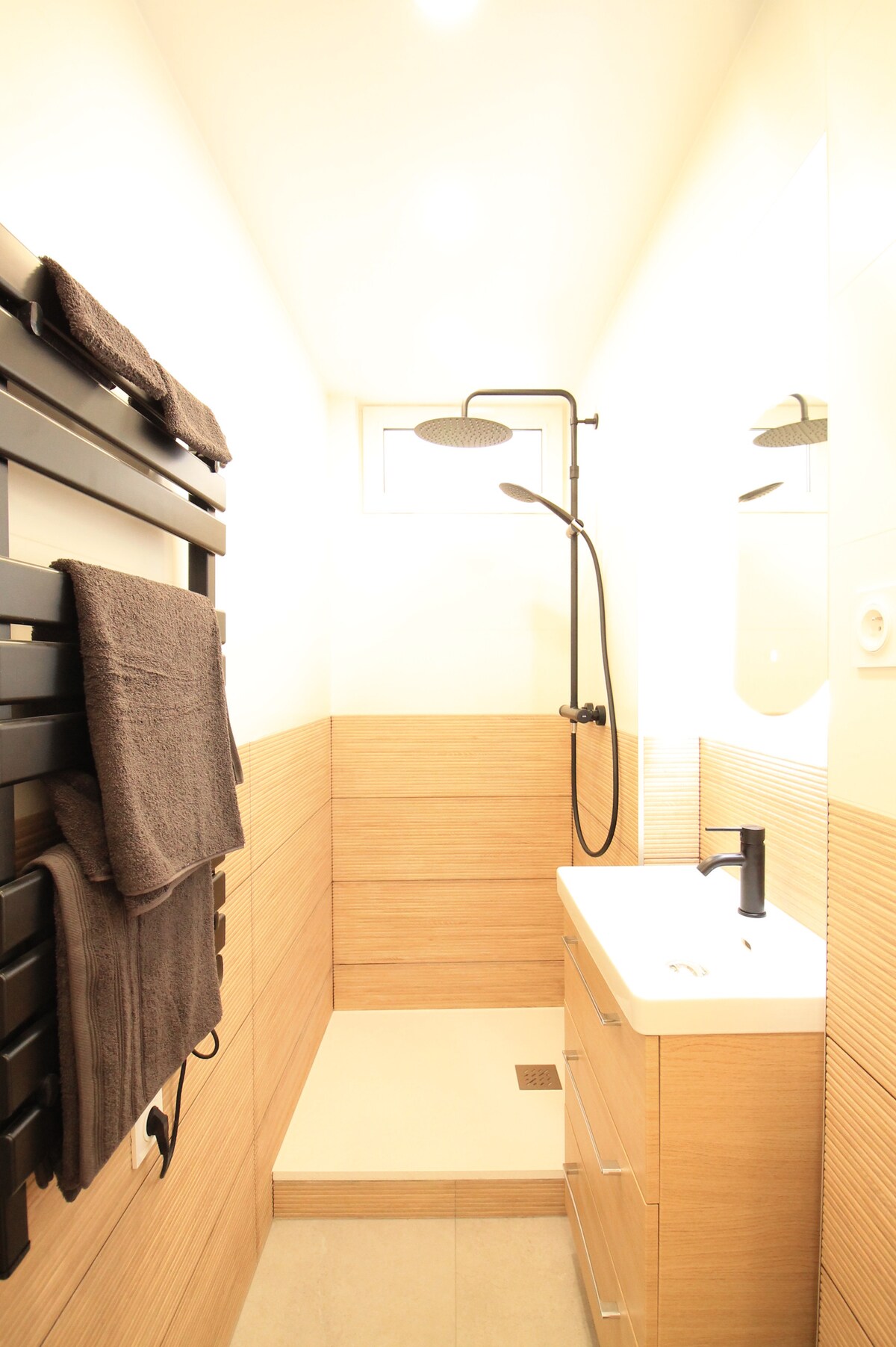 Salle de bain — Salle de bain moderne avec baignoire bois