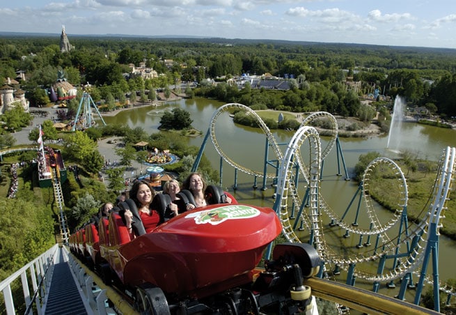 Extérieur — Parc d'attractions avec montagnes russes