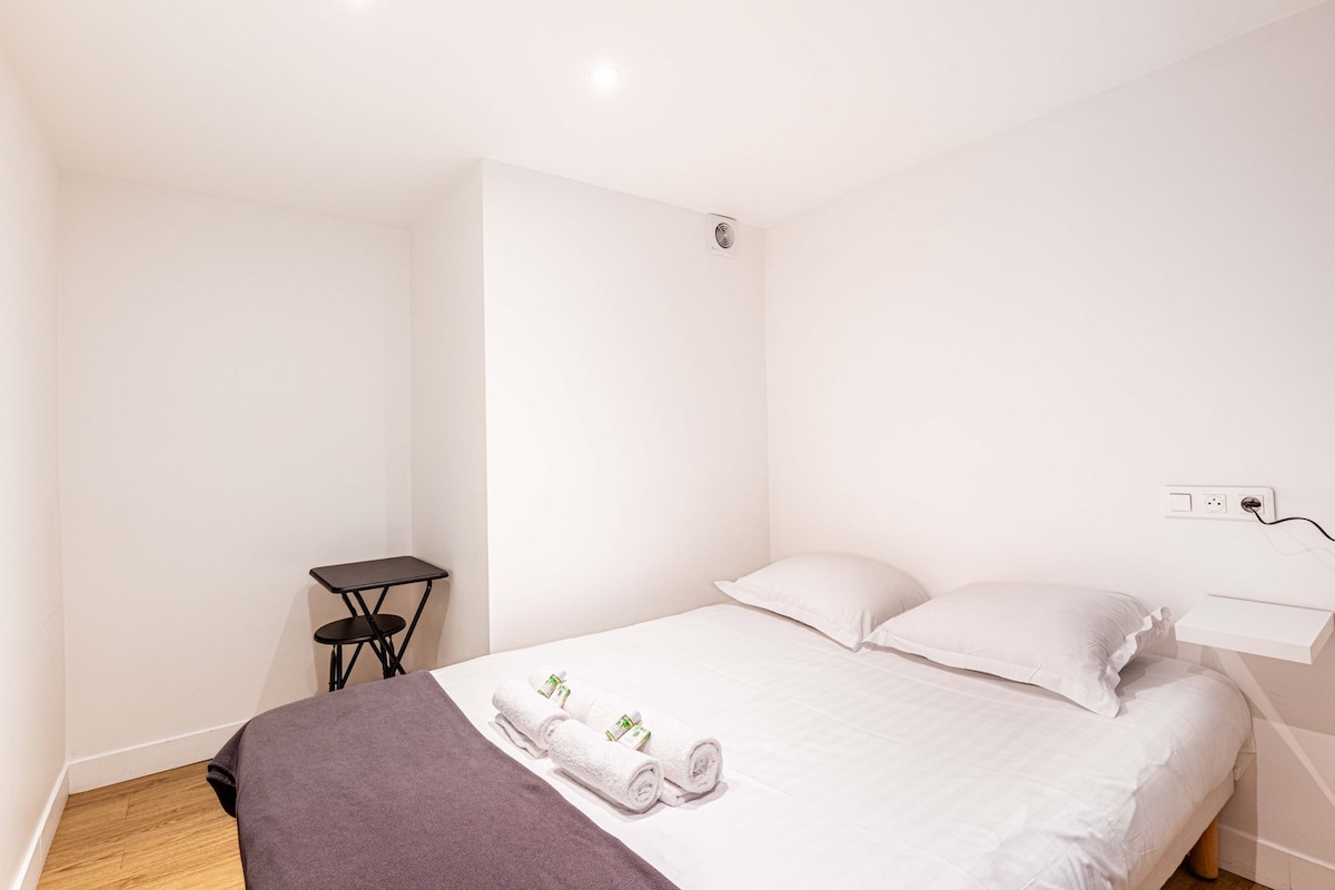 Chambres — Chambre minimaliste avec lit blanc et oreillers