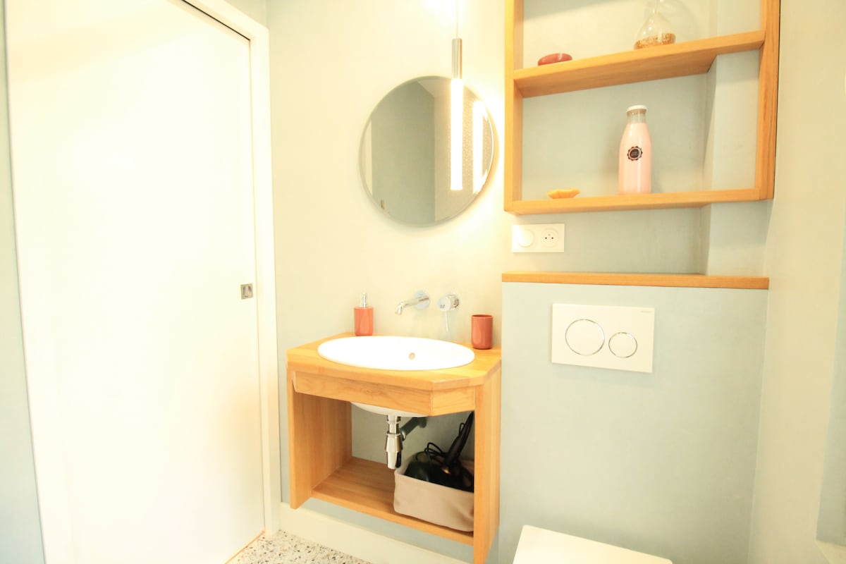 Salle de bain — Salle de bain moderne avec lavabo bois