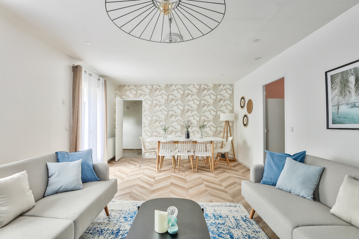 Salon & séjour — Salon spacieux avec canapés et salle à manger