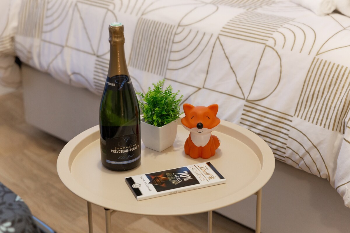 Chambres — Lit confortable, table basse élégante, décoration soignée