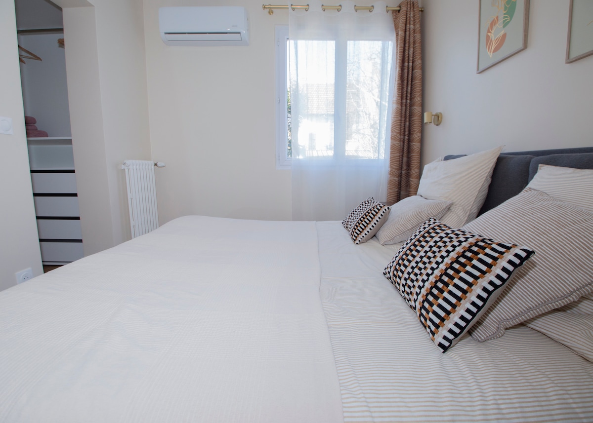 Chambres — Lit avec coussins et draps rayés