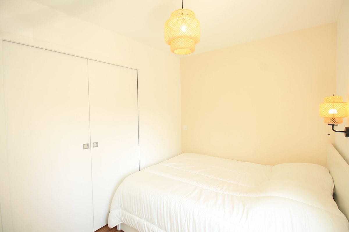 Chambres — Chambre minimaliste avec lit blanc et armoire