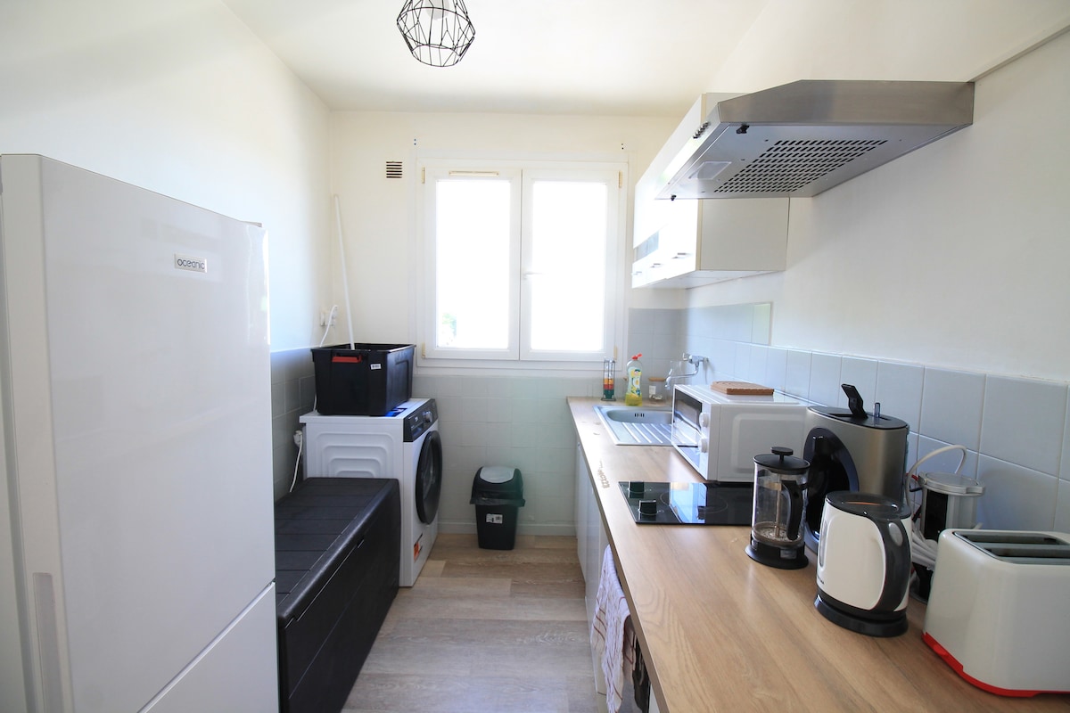 Cuisine — Cuisine aménagée avec appareils électroménagers