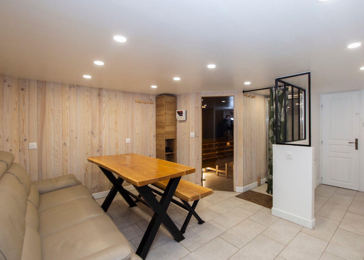 Et aussi — Espace bien-être avec sauna et table