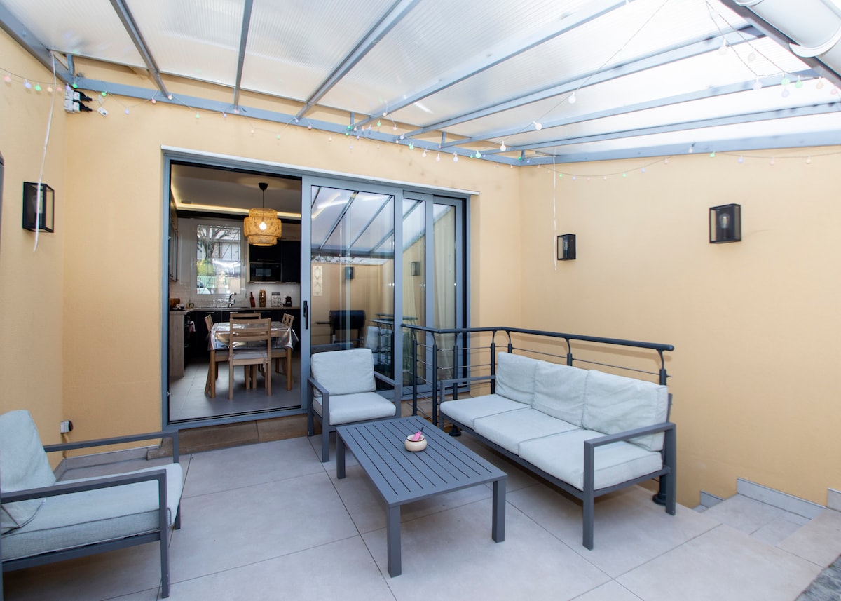 Balcon & terrasse — Terrasse couverte avec mobilier extérieur
