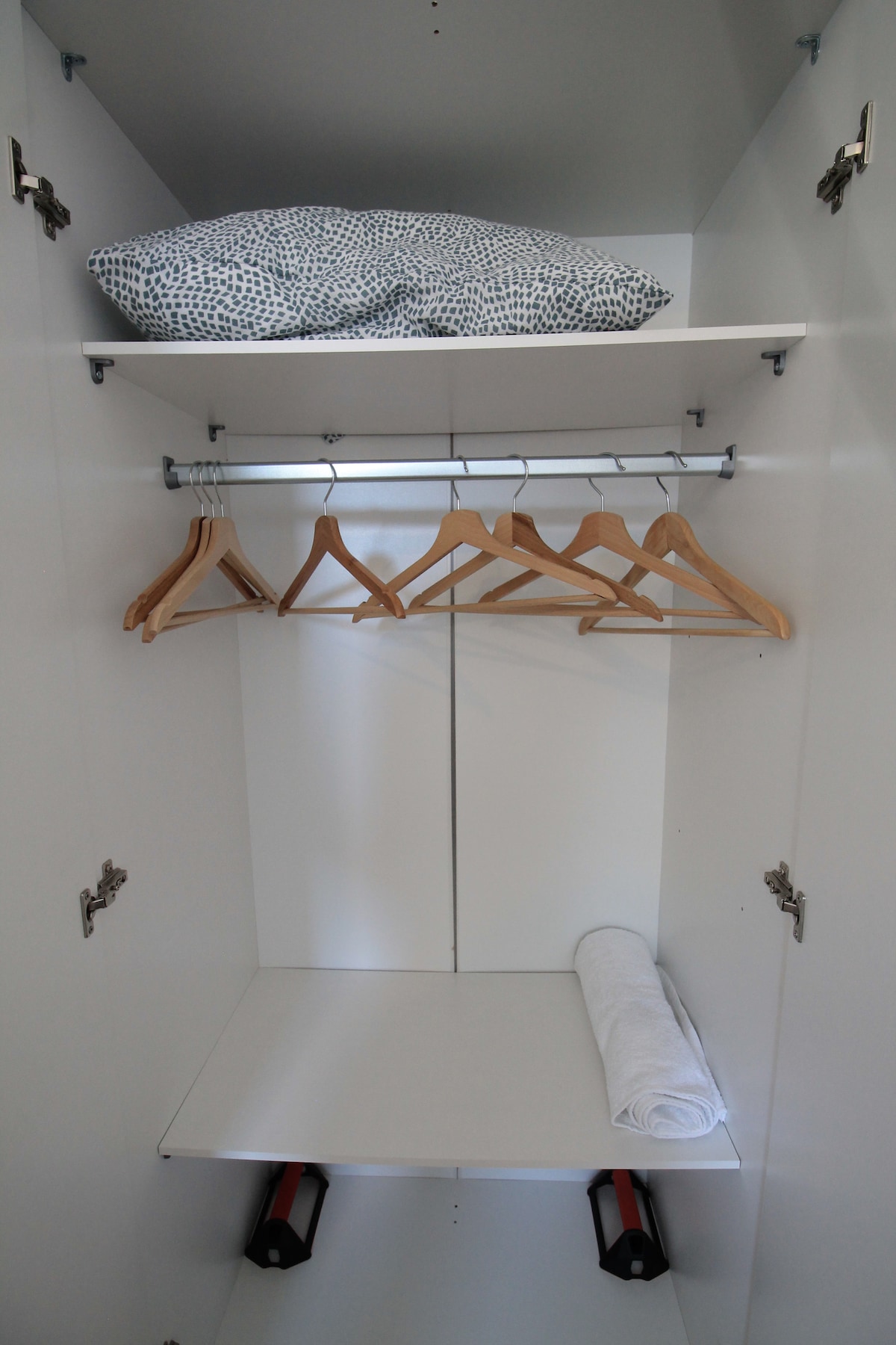 Chambres — Placard aménagé avec étagères et cintres