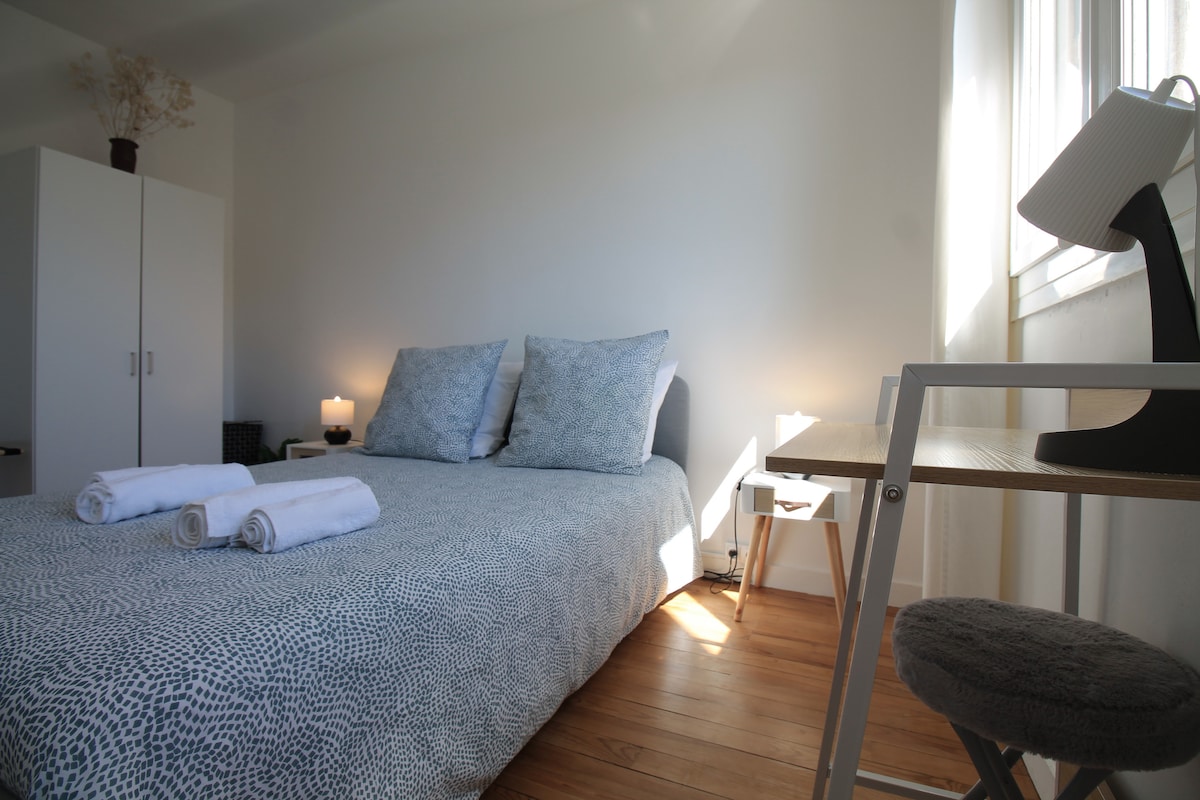 Chambres — Chambre moderne avec lit et rangements