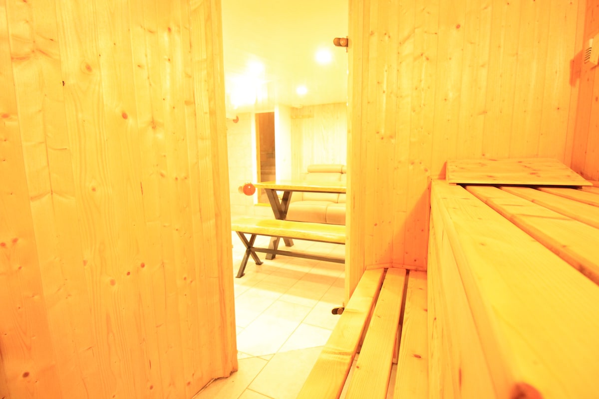 Et aussi — Intérieur sauna bois chauffé ambiance
