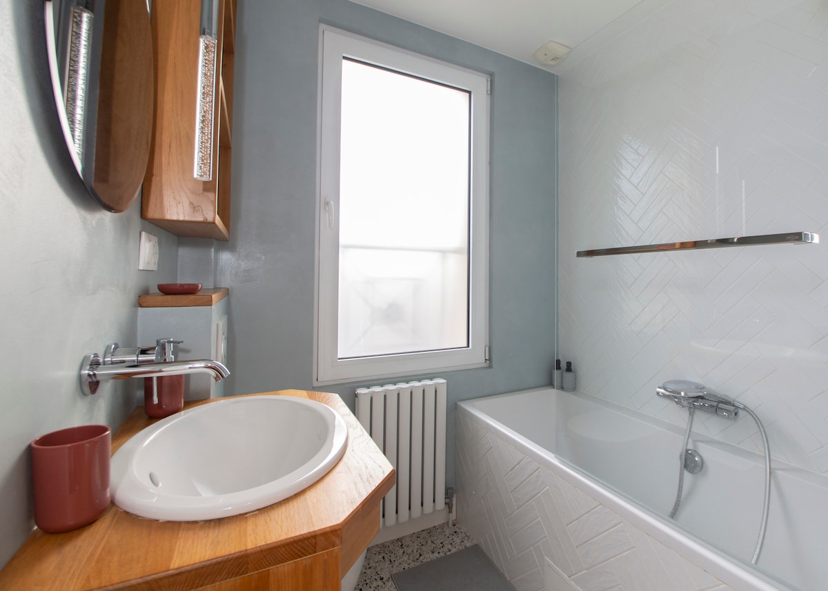 Salle de bain — Salle de bain moderne avec baignoire et lavabo