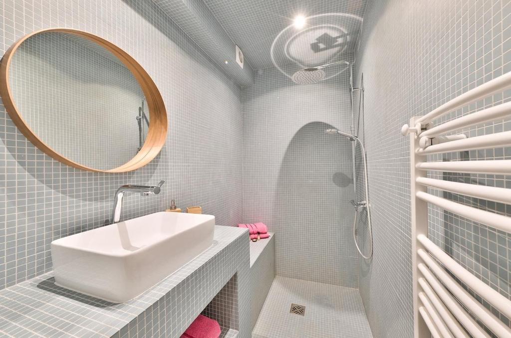 Salle de bain — Vasque, miroir et douche à l'italienne