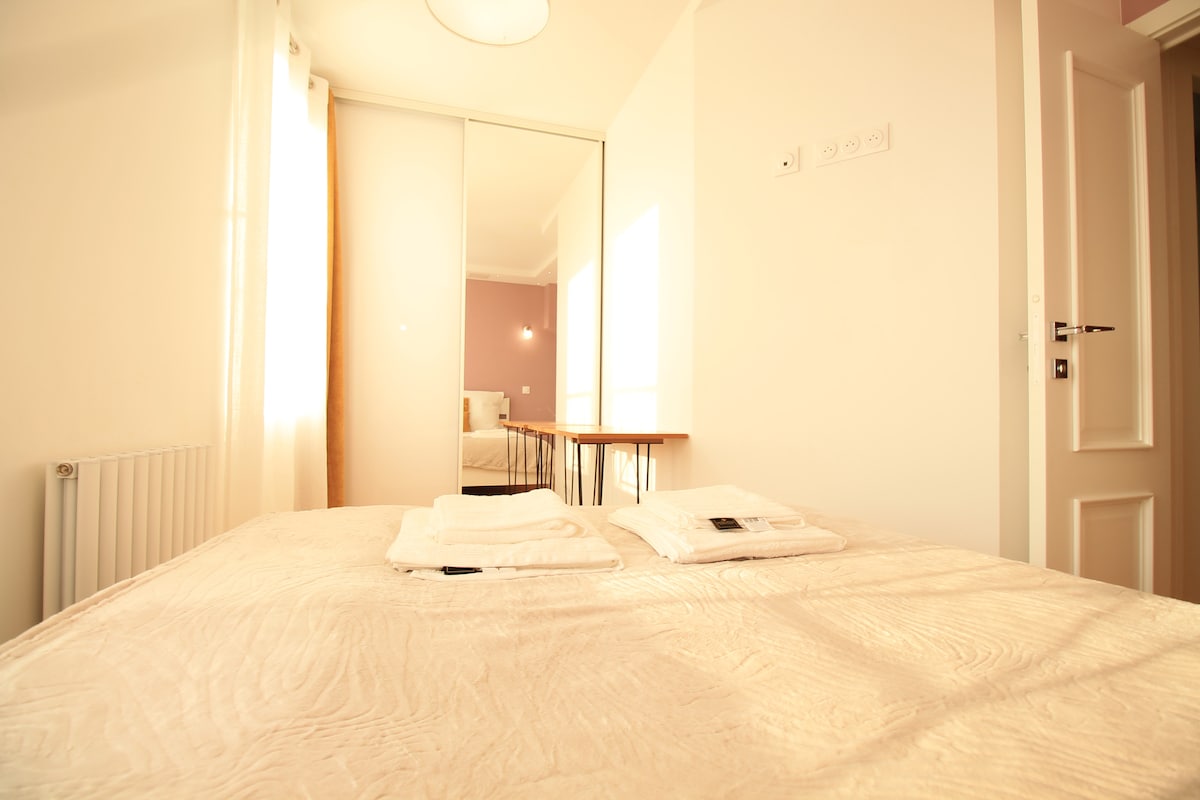 Chambres — Chambre moderne avec lit double spacieux