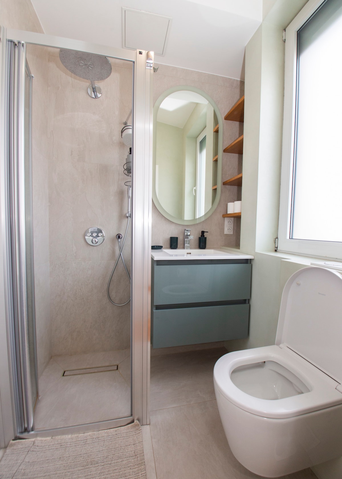 Salle de bain — Salle de bain moderne avec douche et toilettes