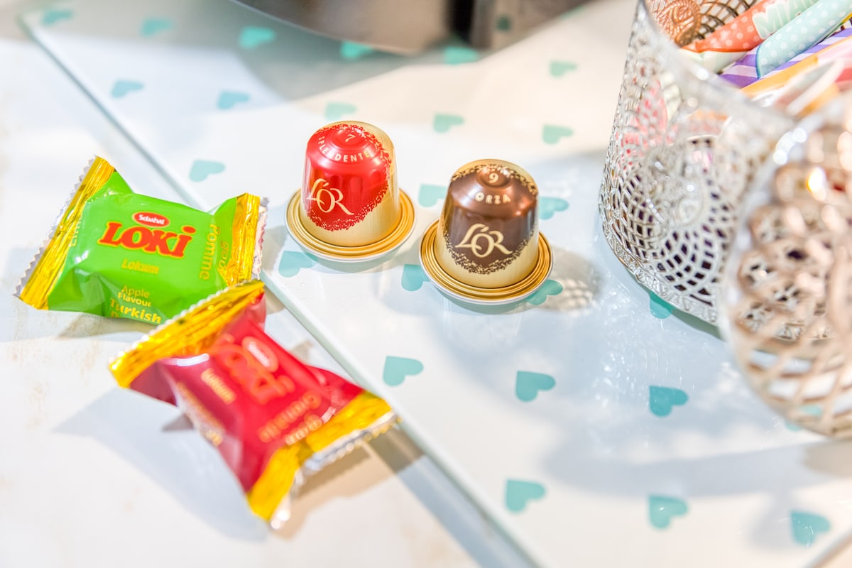 Et aussi — Table colorée avec bonbons et fournitures créatives