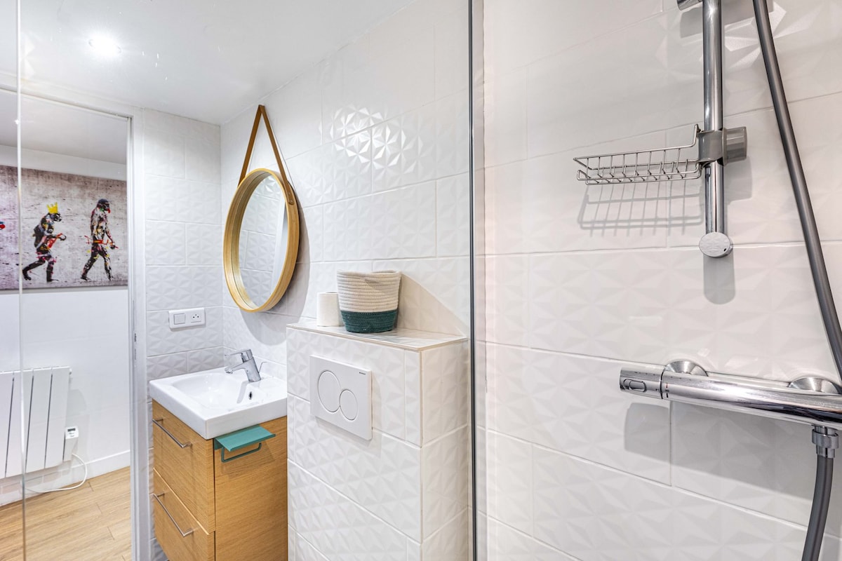 Salle de bain — Salle de bain moderne avec douche et lavabo